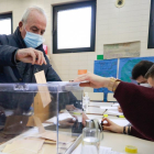 Un ciudadano vota en un colegio electoral. TOMÁS ALONSO