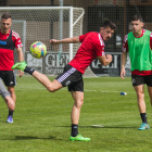 Raúl Navarro controla con la espuela un balón durante el entrenamiento