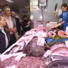 El vicepresidente nacional de Vox, Javier Ortega Smith visita el Mercado Sur de Abastos.