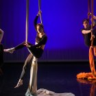 Alumnas de 4º de Danza Contemporánea durante el espectáculo de danza aérea con telas.