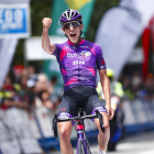 El asturiano, Pelayo Sánchez, cruzando la meta en solitario en la última etapa de la Vuelta a Asturias