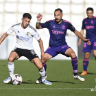 Raúl Navarro controla el balón en El Plantío ante la presión del jugador del Cartagena