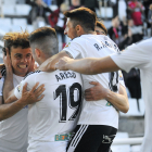 Juán Artola celebra con rabia el gol de la victoria del Burgos