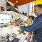 Los hermanos Vesga, de Zapatería Vesga, observan la web de su tienda.