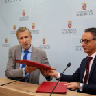 El rector de la UBU, Manuel Pérez Mateos, y el decano del Colegio de Economistas, Carlos Alonso Linaje, firman un convenio de colaboración para estudiantes de las ramas económicas.