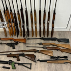 Armas incautadas en el taller.