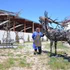 El artista posa con algunas de sus obras en su taller.