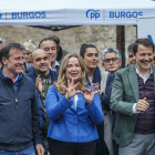 Alfonso Fernández Mañueco (derecha), junto al presidente del PP de Burgos, Borja Suárez, y la candidata a la Alcaldía, Cristina Ayala.