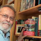 José Antonio Abella, con un ejemplar de su nueva novela