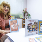 Ana Isabel Núñez posa con los tres volúmenes más recientes de Ediciones Balnea.