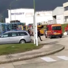 Los bomberos a su llegada a la fábrica de Lear en Villalonquéjar.