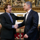 El Cabildo Metropolitano, Félix José Castro y el presidente de la Fundación, Rafael Barbero en la capilla de los Condestables de la Catedral de Burgos durante la firma del convenio de colaboración para el desarrollo de actividades culturales