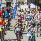 Salida de la cuarta edición de la Bicicletada Solidaria de Adacebur, en el paseo de la Sierra de Atapuerca.