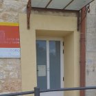 Los vecinos colocan una pancarta en el edificio del centro municipal donde se desarrollaron las elecciones el pasado 28 de mayo.