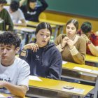Estudiantes burgaleses realizan la EBAU 2023.