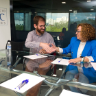 Germán Serrano y Consuelo Fontecha se dan la mano en la firma el convenio.