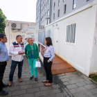 Esther Peña y Jesús Puente charlan con dos vecinos junto a las casetas del centro de salud García Lorca.