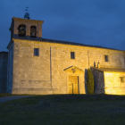 Iglesia San Pedro Cátedra de Villariezo al anochecer