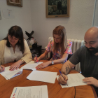 Cristina Ferreras, Aitana Hernando y Guillermo Ubieto firman el acuerdo.