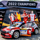 Los burgaleses celebrando el título de 2022 con el Skoda Fabia Rally2