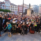 Grupo de socios de la peña 'Blusas del Metal' posando en la Plaza Mayor de Burgos