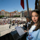 La pregonera infantil, Vera Martínez, de la Peña Los Felices, en el balcón del Ayuntamiento.