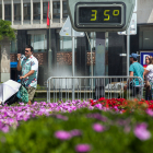 Un termómetro marca 35ºC este sábado por la mañana en la plaza de España de Burgos.