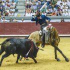 Todo un espectáculo Diego Ventura. El gran mandon del toreo a caballo, en racha triunfal se encontró ayer en Burgos con un lote poco propicio pero con el dictó dos lecciones de capacidad a caballo.