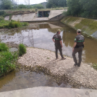 Agentes medioambientales intervienen en un desvío de agua sin autorización en el río Arlanzón.