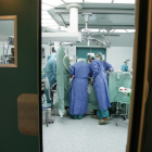 Un equipo de cirujanos prepara a un paciente en el quirófano antes de que llegue el corazón del donante.