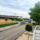 Para llegar al parque infantil y pista deportiva muchos vecinos tienen que cruzar la calle por el medio.