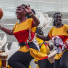 El grupo folclórico ugandés 'Crane Perfomers' durante su participación en la inauguración del 45 Festival Internacional de Folclore Ciudad de Burgos.