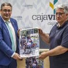 María y Daniel Berzosa posan con el diploma del torneo.
