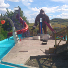 El gorila con toboganes de las piscinas del camping Picón del Conde, en Monasterio de Rodilla.