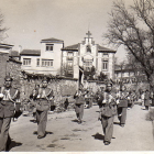 Desfile de la Brigada de Tropas Sanitarias nº 10 y banda de música por la calle Emperador frente al Dispensario Año 1952.
