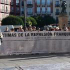 Protesta de la Asociación para la Recuperación de la Memoria Histórica frente al Ayuntamiento de Burgos.