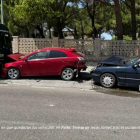 Imagen del accidente donde un vehículo colisionó con otros dos que estaban estacionados