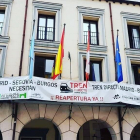 Pancarta colocada en el balcón del Ayuntamiento de Aranda de Duero.