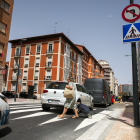 Paso de peatones elevado en la calle Madrid, a la altura del número 46.