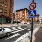 Paso de peatones elevado en la calle Madrid, a la altura del número 46.