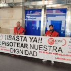 Los trabajadores de Alsa en uno de los paros realizado ayer.
