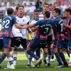 En el centro, Elgezabal, durante el partido ante el Huesca.