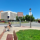 El termómetro de la Plaza de España marcaba 39 grados a las 13 horas del mediodía del domingo.