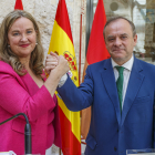 La alcaldesa, Cristina Ayala, y el vicealcalde, Fernando Martínez-Acitores, en el momento de la firma de su pacto de Gobierno.
