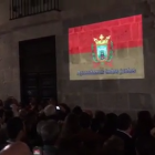 Cientos de personas cantan a coro el Himno a Burgos frente a la Vermutería Victoria el pasado sábado, coincidiendo con el Fin de Semana Cidiano