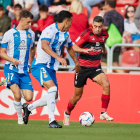 Una de las acciones de juego en el partido del Mirandés contra el Espanyol en Anduva.