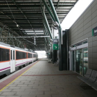 Un tren de Renfe en la estación de ferrocarril Rosa Manzano de Burgos.