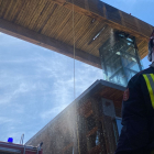 Los bomberos quintanaros, en plena intervención.