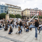 Momento de la actuación de las alumnas de la Escuela Profesional de Danza en la Plaza Mayor.