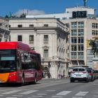Un autobús municipal enfila el puente de San Pablo tras cruzar la plaza del Cid.